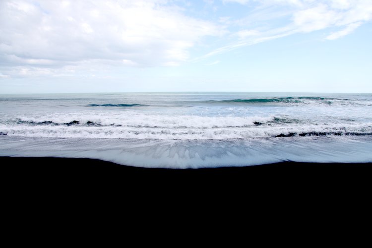 Contraste entre l'écume et le sable noir de la plage de Vik - Islande Ecume sur sable noir - Vik - Islande