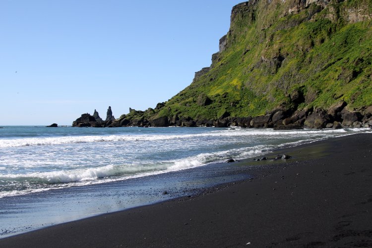 Plage de sable noir à Vik - Islande Plage de Vik - Islande