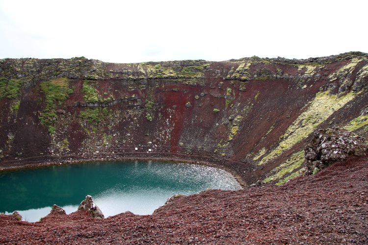 L'ancien cratère d'un volcan recueille les eaux de pluie pour former un lac - Islande Cratère d'un ancine volcan - Islande