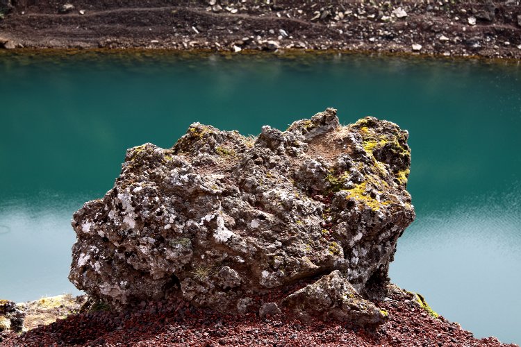 Rocher surplombant le lac - Islande Rocher surplombant le lac - Islande