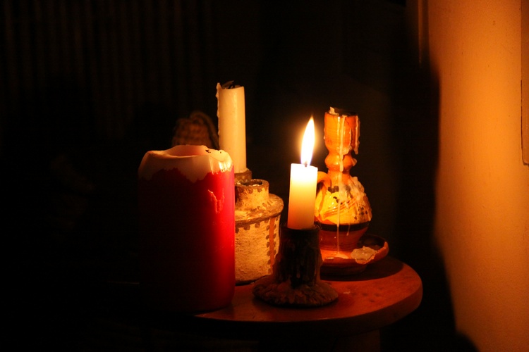 Bougies dans la nuit