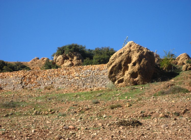 Mur de soutien d'une terrasse cultivée dans la région de Tamga au Maroc © reiki-formation Tamga Maroc - reiki-formation
