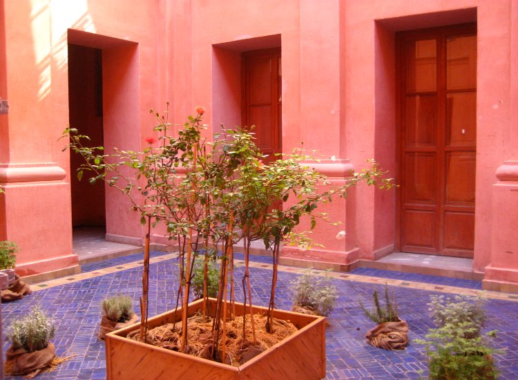 Autre vue d'une cour intérieure du Théâtre Royal de Marrakech © reiki-formation Cour intérieure Théâtre Royal Marrakech - reiki-formation