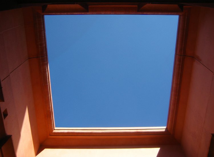Ciel bleu illuminant une cour intérieure du Théâtre Royal de Marrakech © reiki-formation Ciel Théâtre royal Marrakech - reiki-formation