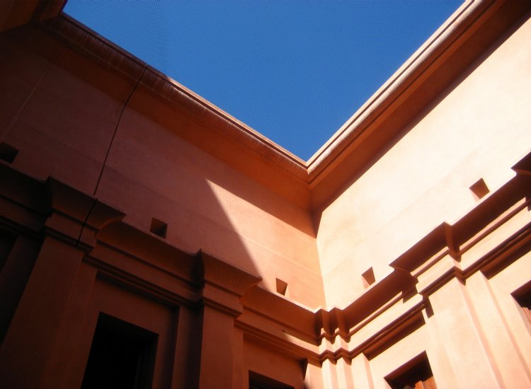 Façade d'une cour intérieure du Théâtre Royal de Marrakech © reiki-formation Façade Théâtre Royal Marrakech - reiki-formation