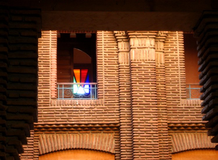Vitrail colorant une pièce du Théâtre Royal de Marrakech © reiki-formation Vitrail Théâtre Royal Marrakech - reiki-formation