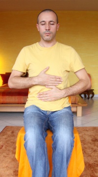 Auto-traitement Reiki 10 - Mains sur le ventre