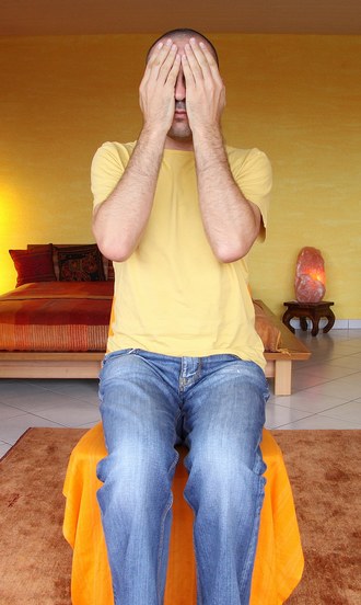 1 - Mains sur le devant du visage Auto-traitement Reiki 1 - Mains sur le devant du visage