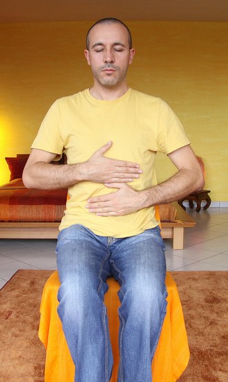 10 - Mains sur le devant du ventre Auto-traitement Reiki 10 - Mains sur le ventre