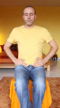 Auto-traitement Reiki 12 - Mains sur les plis de l'aine