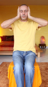 Auto-traitement Reiki 2 - Mains sur les cot�s bas de la t�te