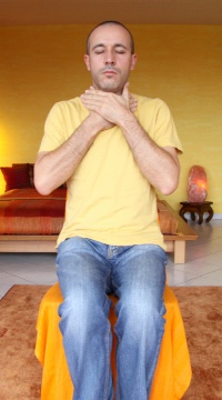 Auto-traitement Reiki 5 - Mains sur le cou