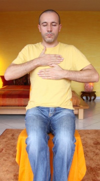 Auto-traitement Reiki 7 - Mains sur le coeur et le plexus solaire