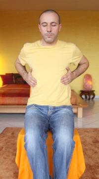 Auto-traitement Reiki 8 - Mains sur les cot�s