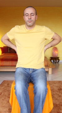 Auto-traitement Reiki 9 - Mains sur le milieu du dos