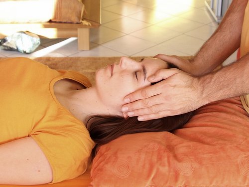 3 - Mains sur les cotés hauts de la tête Position Reiki cotés hauts de la tête