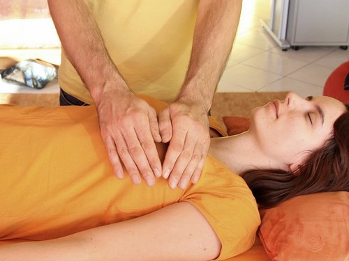 7 - Mains sur le devant du corps Position Reiki 7 devant du corps