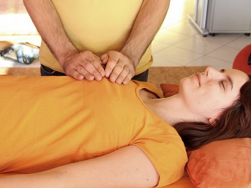 8 - Mains sur le devant du corps Position Reiki 8 devant du corps