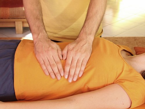 9 - Mains sur le devant du corps Position Reiki 9 devant du corps