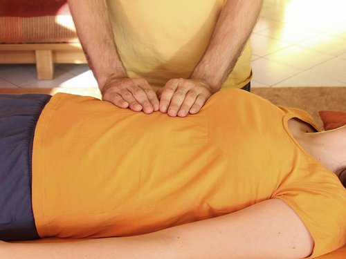 10 - Mains sur le devant du corps Position Reiki 10 devant du corps