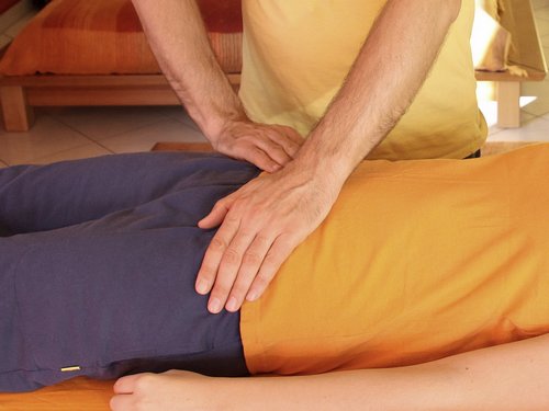 11 - Mains sur le bas du ventre Position Reiki 11 - Mains bas ventre