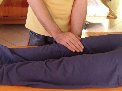 12 - Mains sur le genou droit Position Reiki genou droit