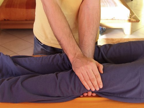 13 - Mains sur le genou gauche Position Reiki genou gauche