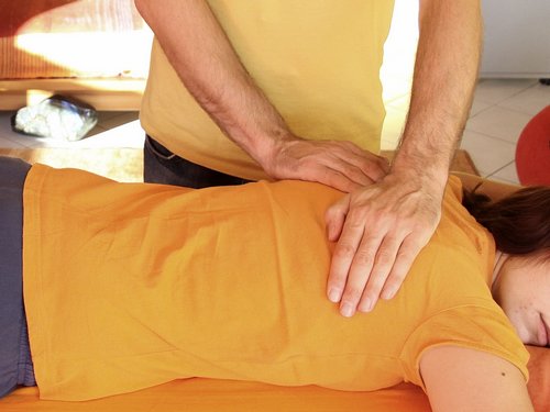 16 - Mains sur le haut du dos Position Reiki haut du dos