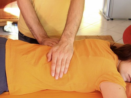 17 - Mains sur le milieu du dos Position Reiki milieu du dos