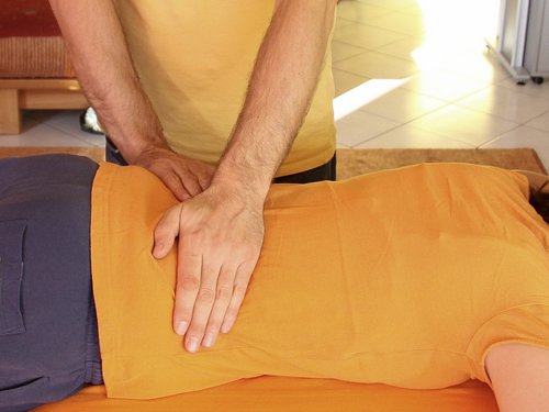 18 - Mains sur le bas du dos Position Reiki bas du dos