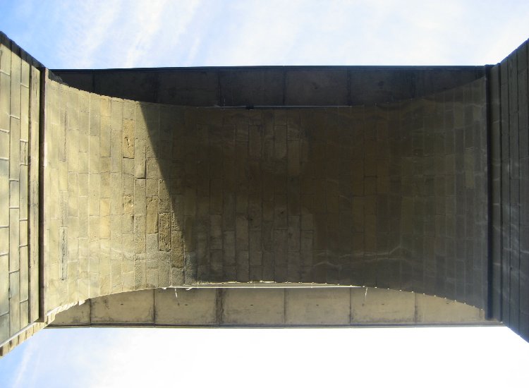 Vue de dessous d'une grande arche du pont de la Glâne, au confluent de la Sarine et de la Glâne - février 2008 Reiki - Grande arche du pont de la Glâne