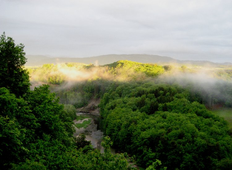 Reiki - Coucher de soleil orageux sur la Sarine - Quelques filets de brume stagnante jouent avec l'ombre et la lumière Reiki-Fribourg - Coucher de soleil orageux sur la Sarine