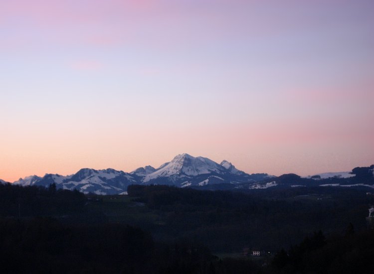 Reiki - Le Moléson vu du lieu de stage de Fribourg Reiki-Fribourg - Moléson au lever du jour