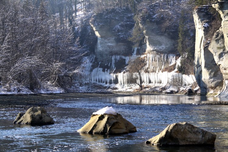 Des stalactites de glace ornent les falaises de molasse © reiki-formation Stalactites de glace ornant les falaises - reiki-formation
