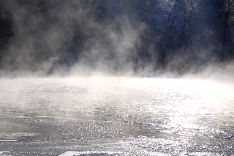 La Sarine partiellement gelée fume au soleil levant Sarine partiellement gelée - reiki-formation
