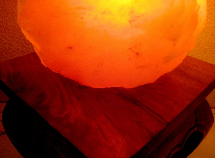 Lumière chaude et apaisante d'une lampe de sel de l'Himalaya Lampe de sel de l'Himalaya