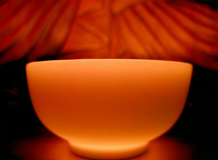 Lueur d'une petite flamme de bougie dans la nuit Lueur d'une bougie dans la nuit