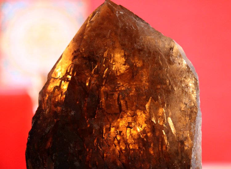 Un quartz fumé et ses nombreux jeux de lumière Quartz fumé