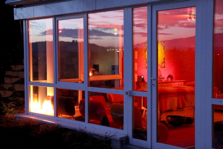Le lieu de stage, vue coté jardin, de l'extérieur au soleil couchant Vue coté jardin