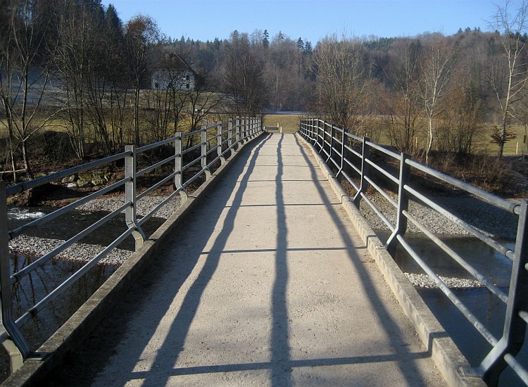 Le pont dans toute sa longueur Reiki - Le pont enjambant la Sarine à Hauterive