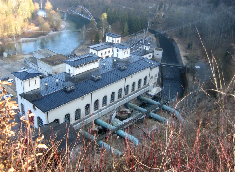 L'usine hydroélectrique d'Hauterive turbinant les eaux retenues par le barrage de Rossens Reiki - Usine hydroélectrique d'Hauterive turbinant les eaux de la Sarine