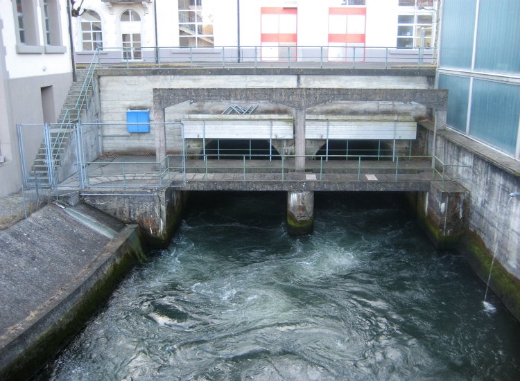 Une partie des eaux turbinées sortant de l'usine hydroélectrique, rejoignant en contrebas la Petite Sarine Reiki - Sortie des eaux turbinées dans la Sarine à Hauterive