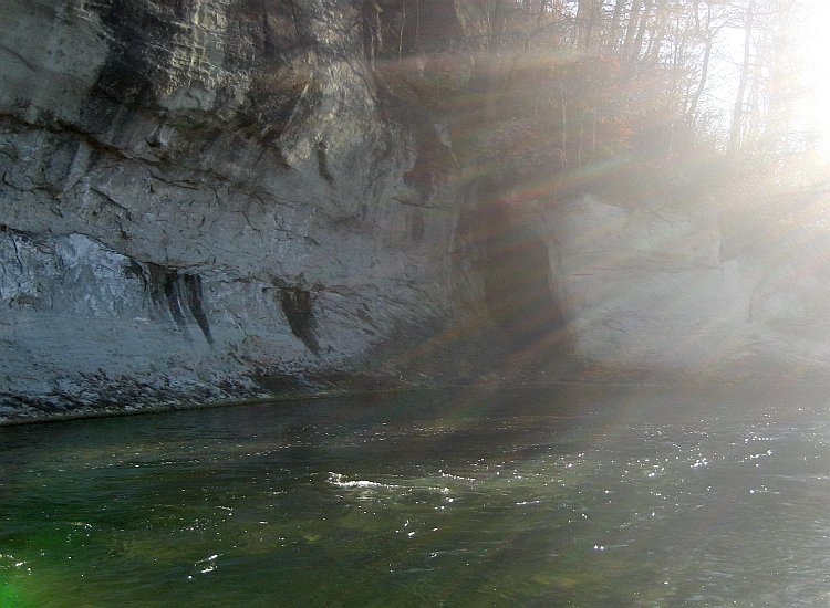 Les eaux de la Sarine proches d'une falaise de molasse Reiki - La Sarine au pied d'une falaise à Hauterive