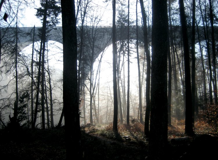 Quelques arches du pont de Pérolles enjambant la vallée de la Sarine reliant Fribourg à Marly Reiki - Arches du pont de Pérolles enjambant la vallée de la Sarine