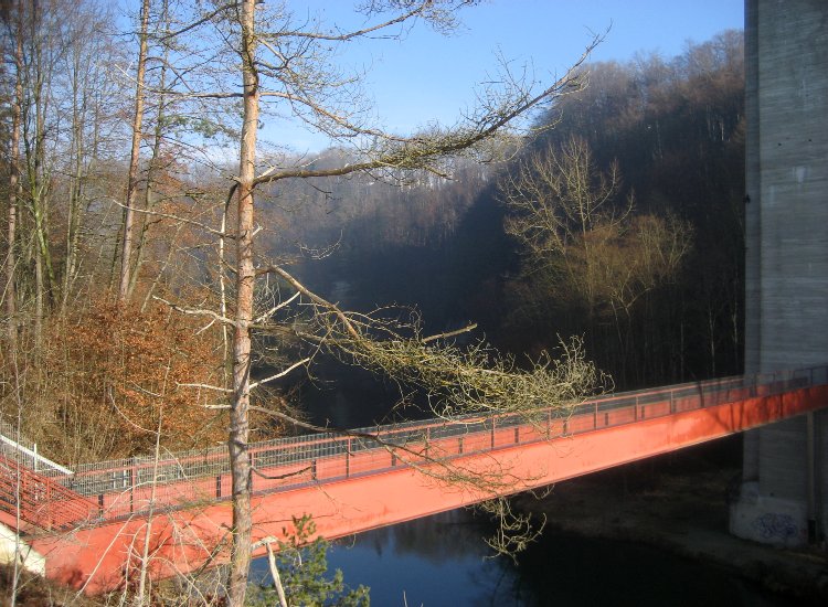 Une passerelle sous le pont de Pérolles permet aux promeneurs d'explorer la richesse du lieu Reiki - Passerelle enjambant la Sarine sous le Pont de Pérolles