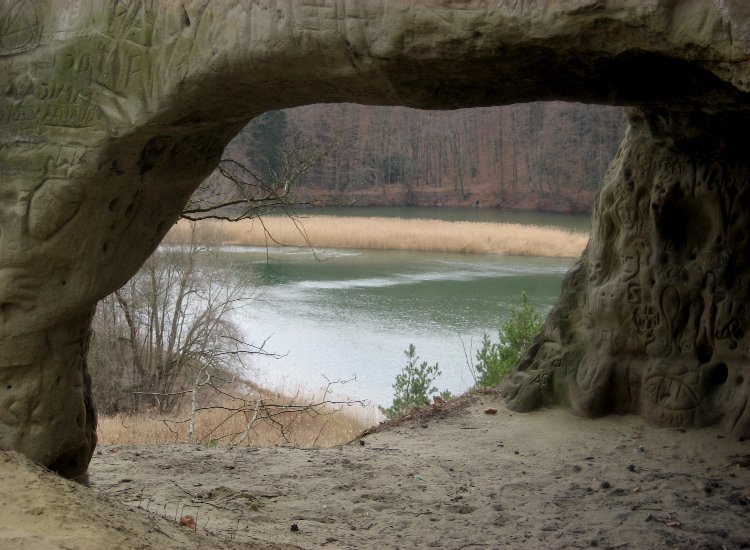 Cavité à fleur des falaises au-dessus du sentier Ritter Reiki - Cavité à fleur des falaises au-dessus du sentier Ritter