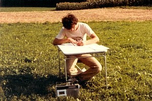 André Baechler s'adonnant à l'écriture dans un pré de Planafaye - 16 ans André Baechler, 16 ans à Planafaye, 1981
