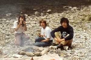 André Baechler ( à droite ) en pique-nique au bord de la Sarine - 16 ans André Baechler, 16 ans au bord de la Sarine, 1981