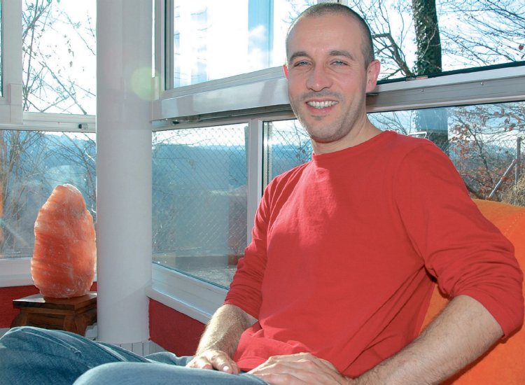 Reiki - André Baechler dans son espace d'enseignement - décembre ( photo Jean-Marc Angéloz - l'Objectif ) André Baechler, enseignant Reiki reçoit Jean-Marc Angéloz de l'Objectif