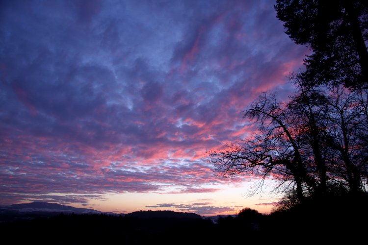 Le soleil couchant embrase le ciel peu avant 18h00 © reiki-formation Soleil couchant peu avant 18h00 - reiki-formation